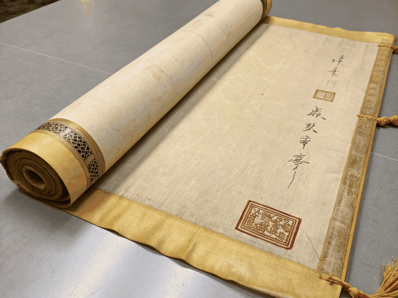 古朴居延汉简与文献卷轴插图，象征史料实证求真精神